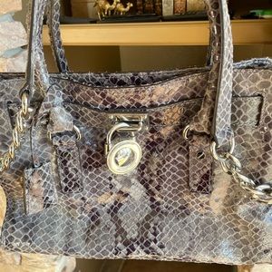 MK beautiful bag ! Very clean inside out !! No stains!!